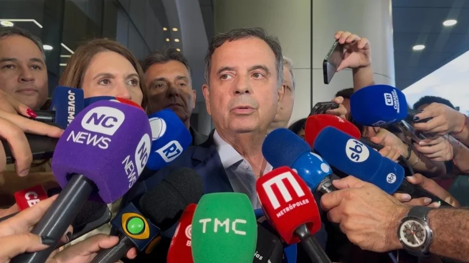 Lideranças do PL são surpreendidas por possível saída de Flávio Bolsonaro do país
