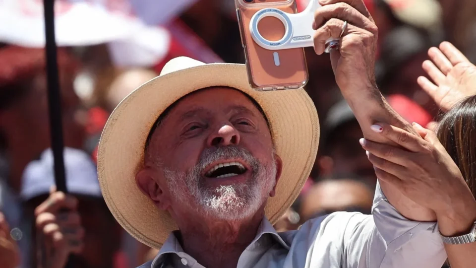 TSE dá 48 horas para Meta explicar restrições a publicações da campanha de Lula