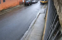 Van escolar bate em poste e deixa 13 crianças e adolescentes feridos em BH