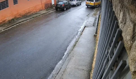 Van escolar bate em poste e deixa 13 crianças e adolescentes feridos em BH