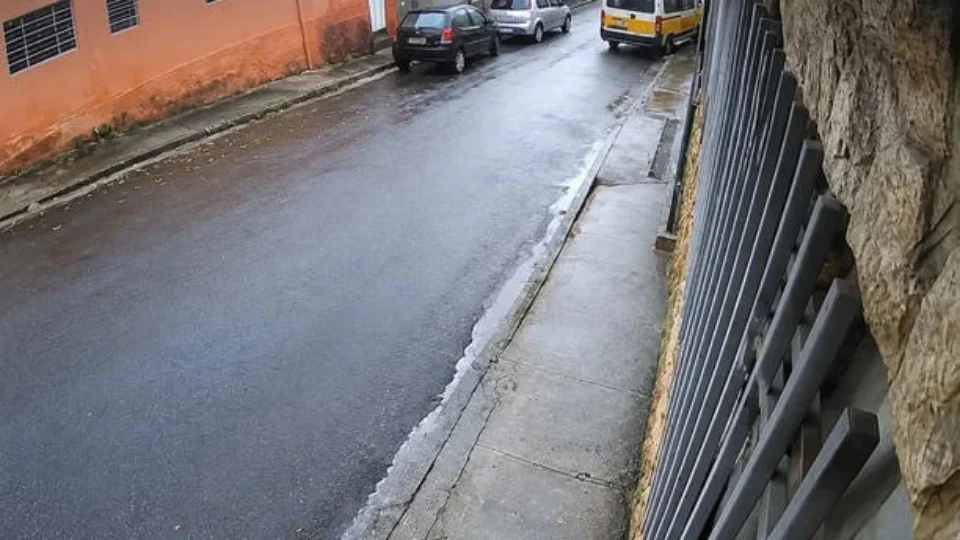Van escolar bate em poste e deixa 13 crianças e adolescentes feridos em BH
