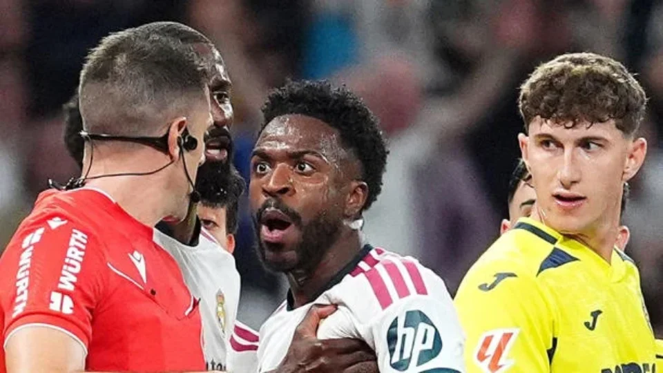 Vini Jr. é flagrado empurrando funcionário após expulsão no Real Madrid