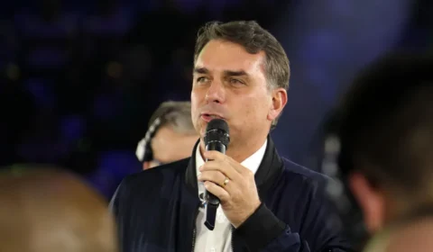 Flávio diz ter proposta ‘infinitamente melhor’ a escala 6×1 e chama Lula de oportunista