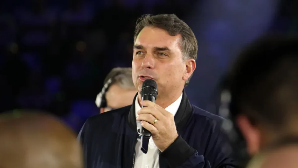 Flávio diz ter proposta ‘infinitamente melhor’ a escala 6×1 e chama Lula de oportunista