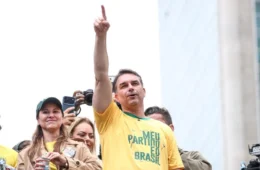 Flávio comemora liberação de visitas a Jair Bolsonaro e confirma encontro nesta terça