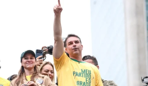 Flávio comemora liberação de visitas a Jair Bolsonaro e confirma encontro nesta terça