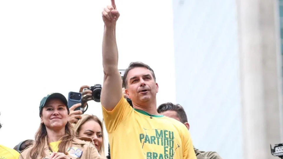 Flávio comemora liberação de visitas a Jair Bolsonaro e confirma encontro nesta terça