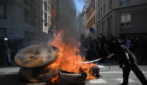Protestos estudantis se espalham pela França e afetam até 1.800 escolas