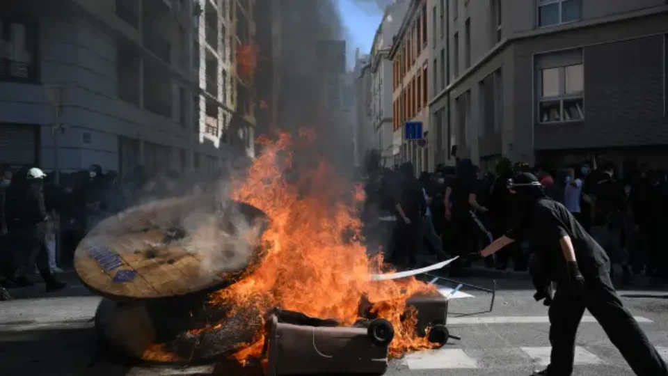 Protestos estudantis se espalham pela França e afetam até 1.800 escolas