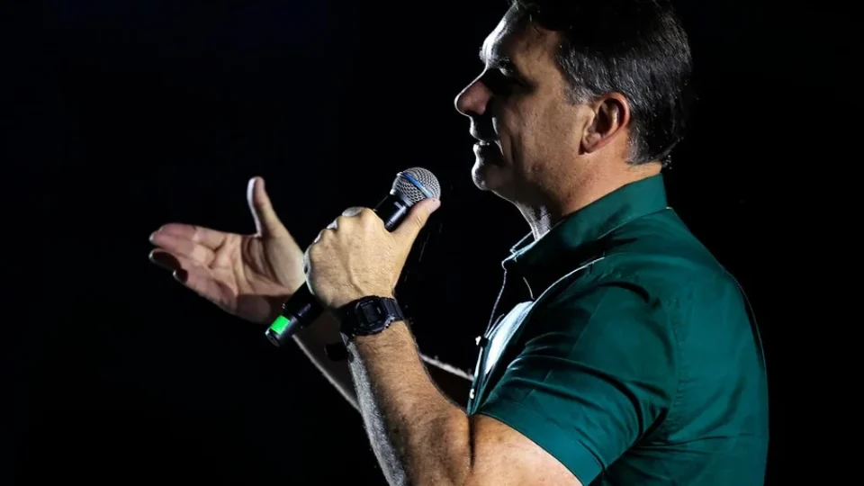 Flávio Bolsonaro aceita abrir todos os sigilos exigidos por Lula, mas impõe condição