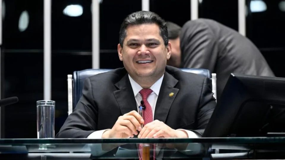 Fim da escala 6×1 será votado na quarta-feira (14) no Senado, anuncia Alcolumbre