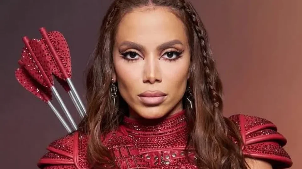 Anitta debocha de Flávio Bolsonaro após carta sobre eleições de 2026