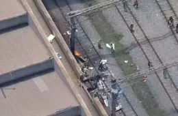 Avião cai e piloto morre carbonizado em estação de metrô em BH