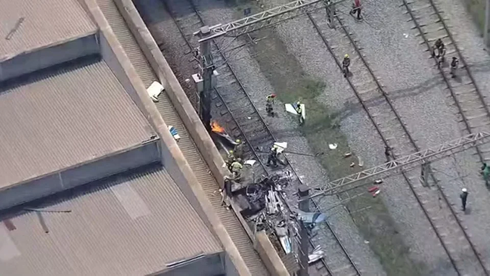 Avião cai e piloto morre carbonizado em estação de metrô em BH