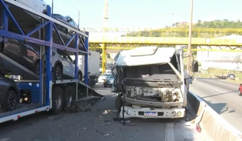 Acidente com caminhões e moto gera congestionamento de 7 km em BH