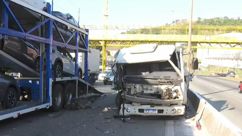 Acidente com caminhões e moto gera congestionamento de 7 km em BH