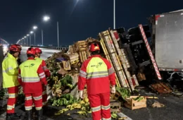 Carreta tomba na Ponte Rio-Niterói, espalha carga na pista e provoca transtornos no trânsito