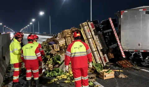 Carreta tomba na Ponte Rio-Niterói, espalha carga na pista e provoca transtornos no trânsito