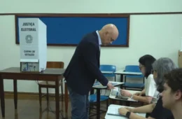 Alexandre de Moraes vota em São Paulo e deixa local sem falar com a imprensa