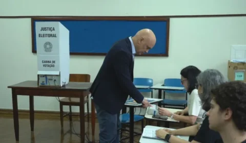 Alexandre de Moraes vota em São Paulo e deixa local sem falar com a imprensa