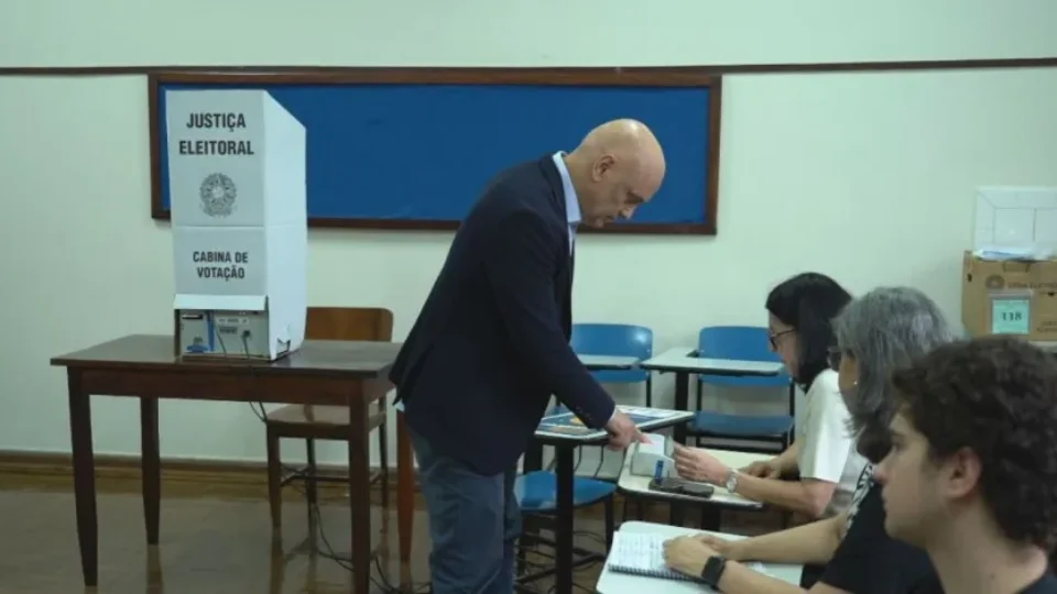 Alexandre de Moraes vota em São Paulo e deixa local sem falar com a imprensa