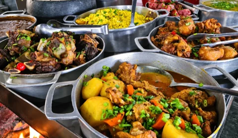 Comer fora pesa no bolso, e 74% dos brasileiros reduzem gastos com alimentação, diz pesquisa