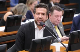 Janones desiste de ir à Globo e fará live após convite de Flávio à ex para debate