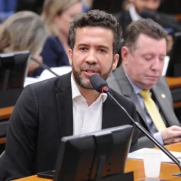 Janones desiste de debate após possível presença de ex-companheira com medida protetiva