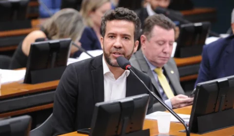 Janones desiste de debate após possível presença de ex-companheira com medida protetiva