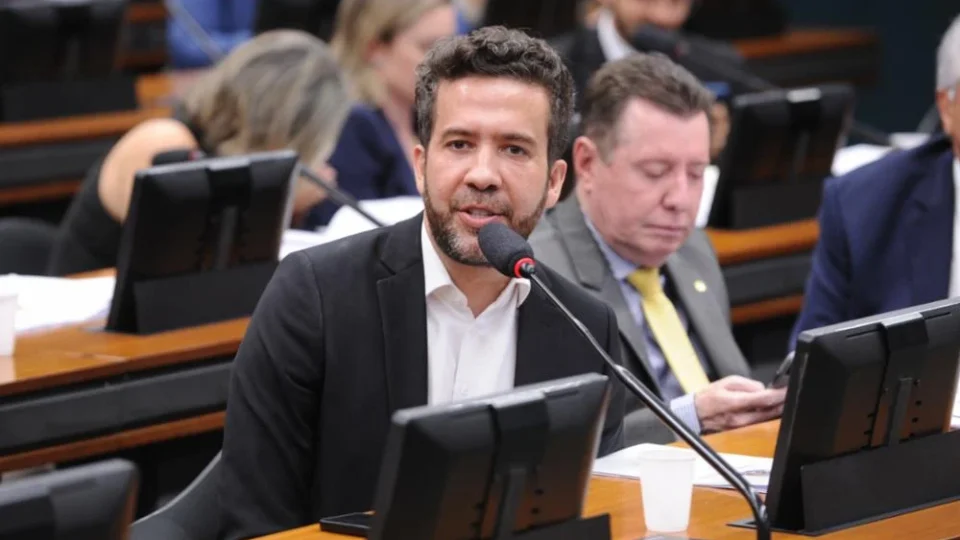 Janones desiste de debate após possível presença de ex-companheira com medida protetiva