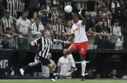 Atlético-MG vence Bragantino e sobe para 7º lugar do Brasileirão