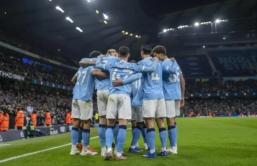 Manchester City e Brighton se enfrentam neste sábado (31), às 12h (horário de Brasília), pela nona rodada da Premier League 2026/27. A partida será disputada no Etihad Stadium, em Manchester, na Inglaterra. Depois de resultados negativos no Campeonato Inglês, as duas equipes entram em campo pressionadas pela necessidade de recuperação. O time comandado por Enzo Maresca tenta aproveitar o fator casa para voltar a vencer e seguir na disputa pelas primeiras posições. Já o Brighton, dirigido por Fabian Hürzeler, busca surpreender fora de casa e somar pontos importantes na competição.