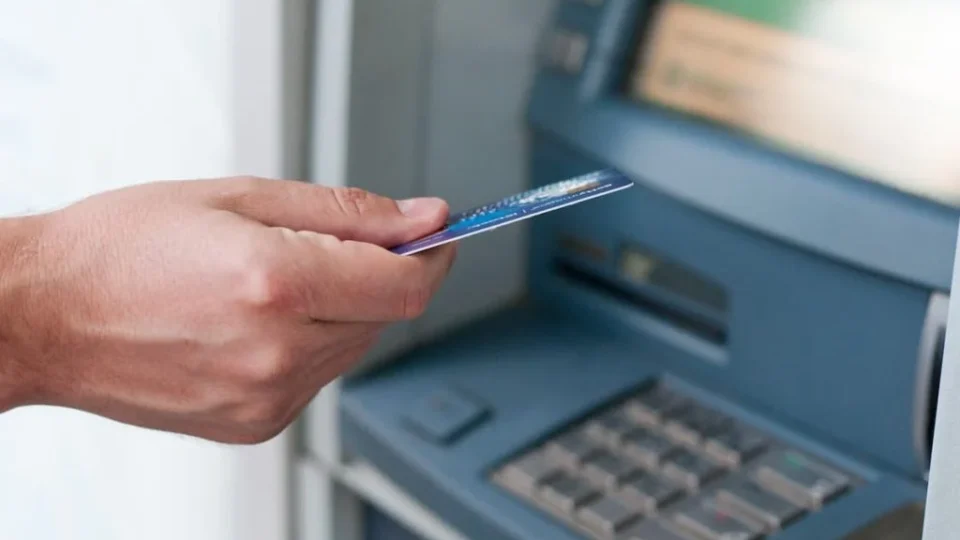 Bancos fecham na segunda-feira (12); veja como ficam Pix, boletos e pagamentos