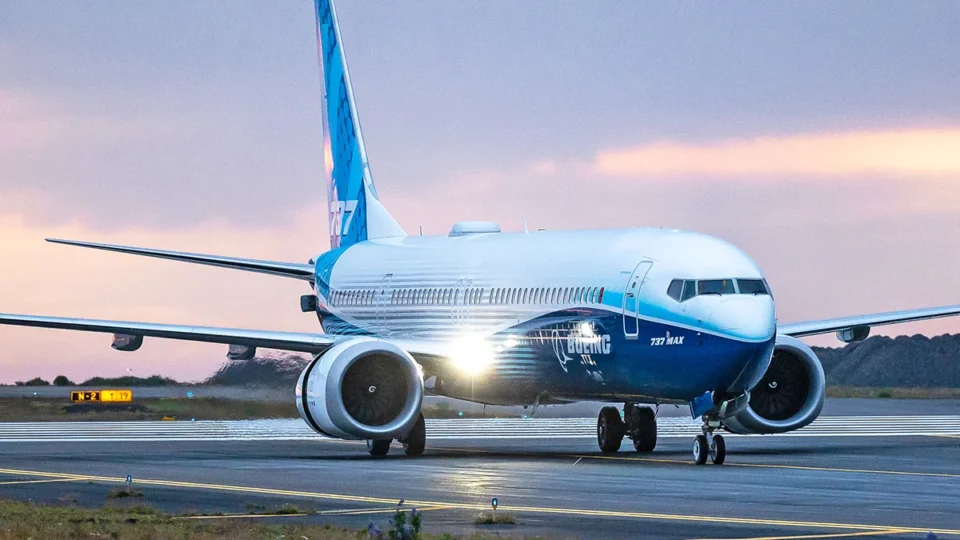 Boeing 737 declara emergência após fumaça sair de lixeira durante voo nos EUA