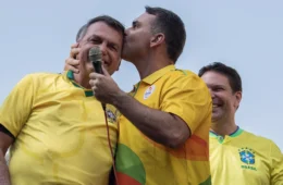 Bolsonaro deve subir a rampa do Planalto com Flávio