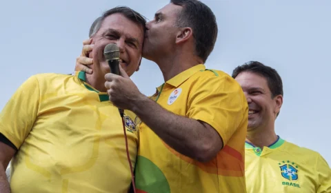 Bolsonaro deve subir a rampa do Planalto com Flávio