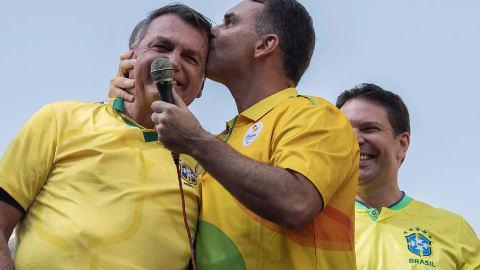 Bolsonaro deve subir a rampa do Planalto com Flávio
