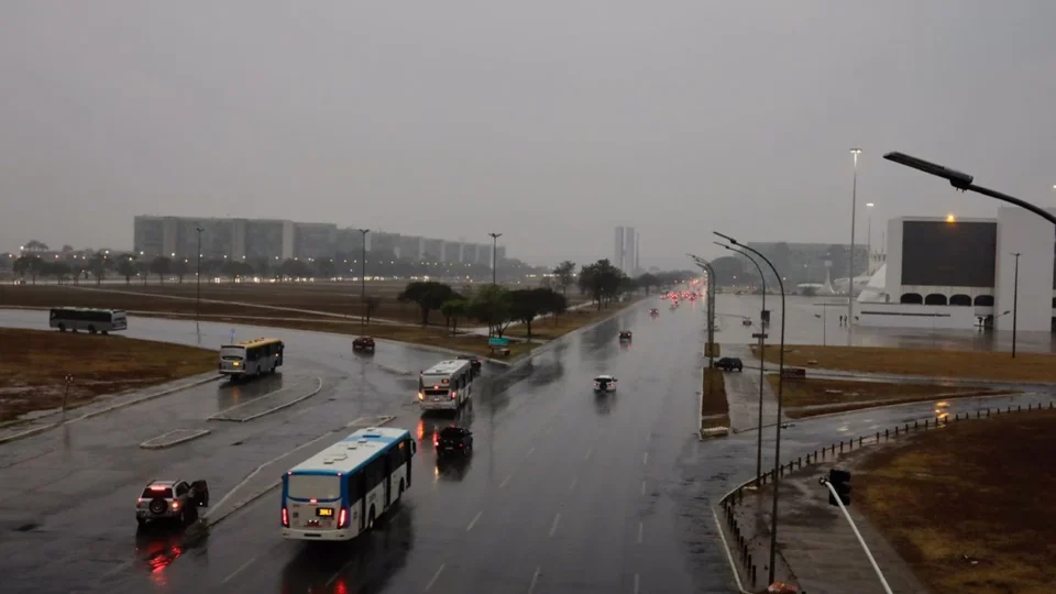 Após recorde de calor, DF tem alerta para tempestades e granizo nesta sexta