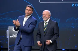 Flávio Bolsonaro supera Lula na votação da Papudinha, no DF