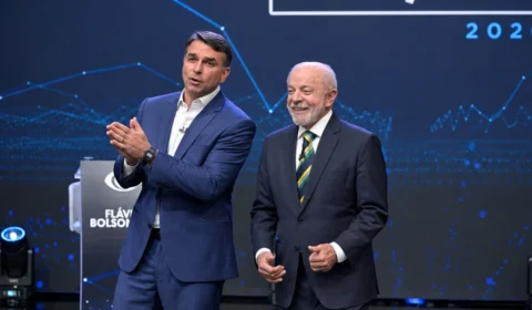 Flávio Bolsonaro supera Lula na votação da Papudinha, no DF