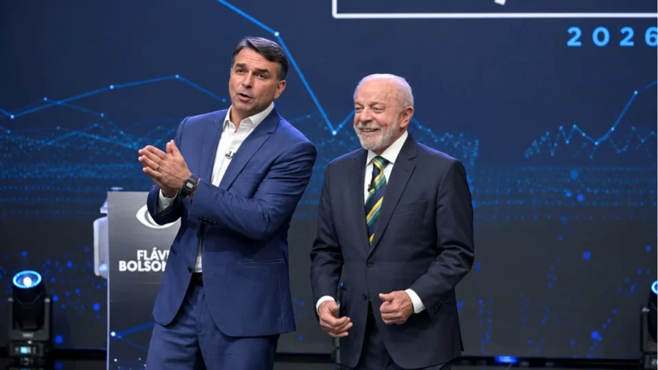 Flávio Bolsonaro supera Lula na votação da Papudinha, no DF