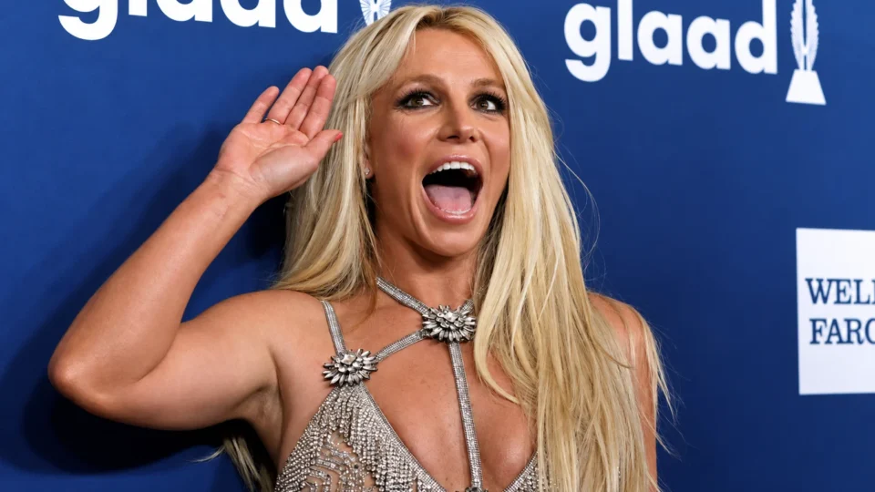 Britney Spears acusa artistas de copiar sua imagem e dispara: ‘EU SOU PROFECIA’