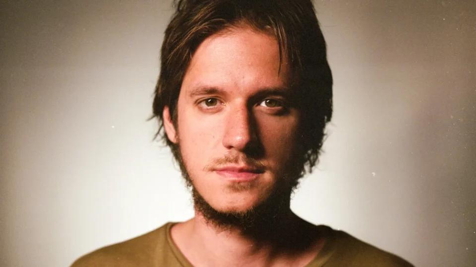 Quem é Rubel e por que barrar música gerou acusação de censura