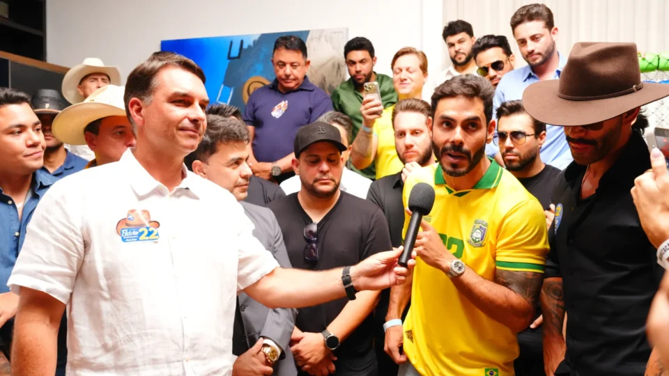 Mais de 30 cantores sertanejos, com Gusttavo Lima e Zezé Di Camargo, declaram apoio a Flávio Bolsonaro em Goiânia