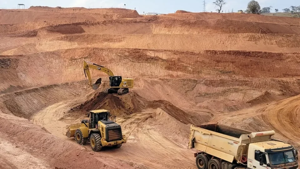 Mineradora para produção de ferro em MG e demite funcionários
