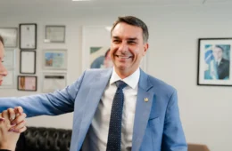 Quem é Flávio Bolsonaro? Veja idade, formação, família e trajetória política