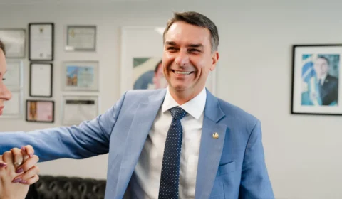 Quem é Flávio Bolsonaro? Veja idade, formação, família e trajetória política