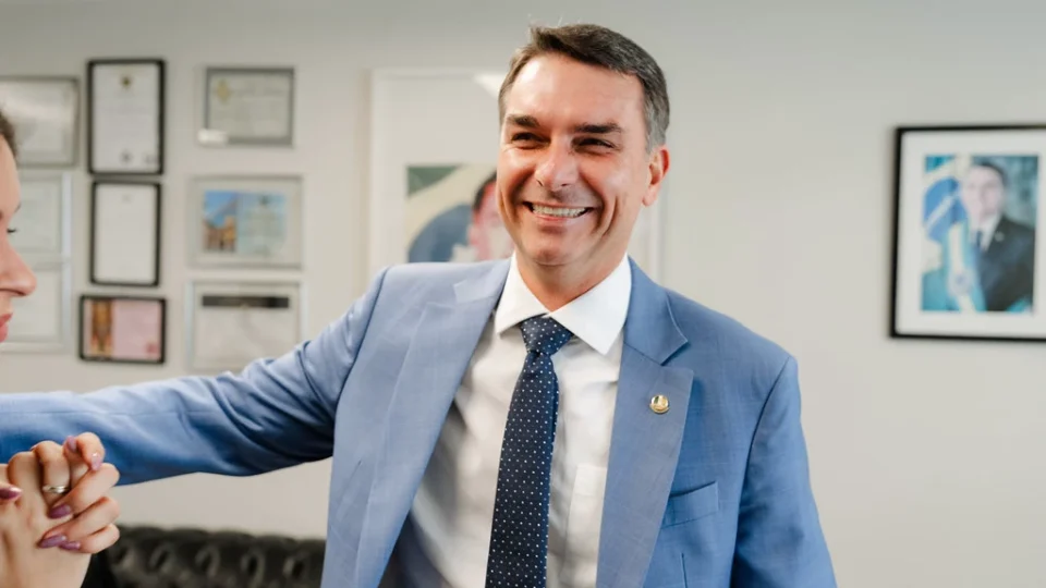 Quem é Flávio Bolsonaro? Veja idade, formação, família e trajetória política