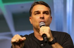 Flávio atribui ausência em debate da Globo a “interferência do Judiciário” e anuncia live