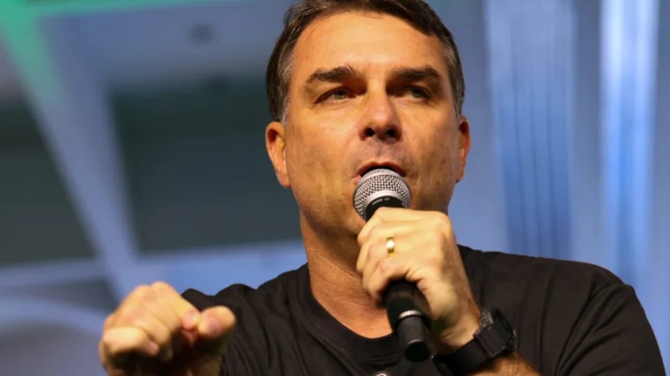 Flávio atribui ausência em debate da Globo a “interferência do Judiciário” e anuncia live